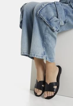 BERSHKA Cut-Out Detail-Flat- Badslippers - Black