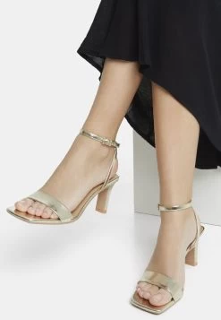 BERSHKA Strappy - Sandalen - Gold Coloured