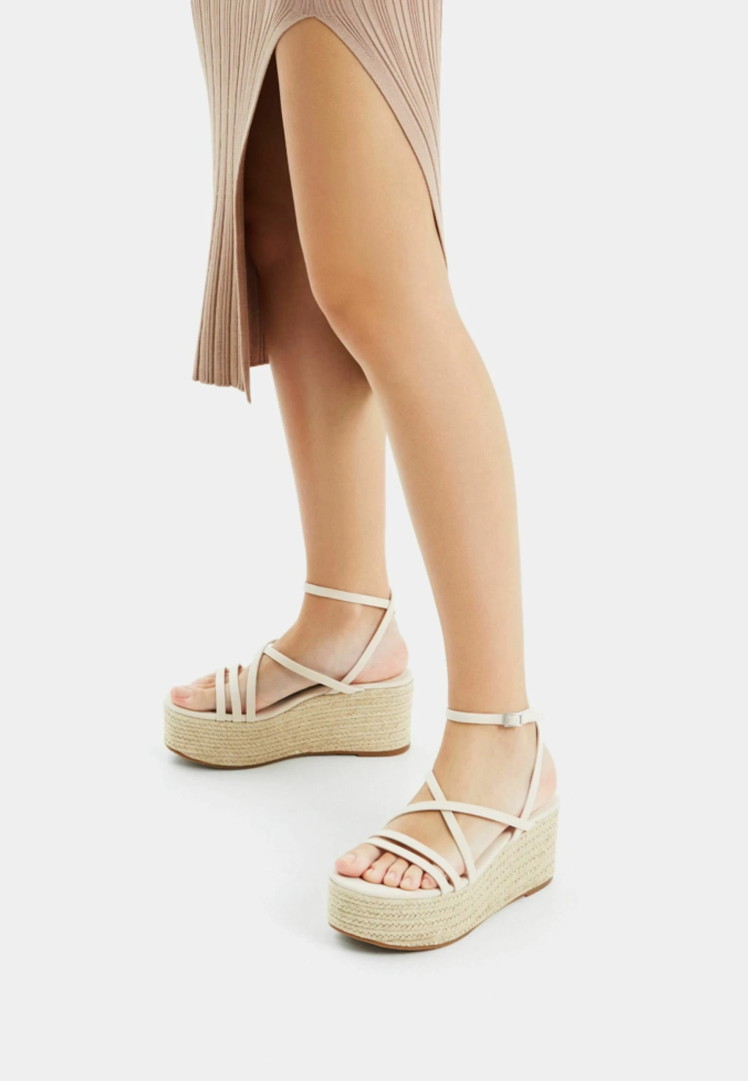 BERSHKA Multi-Strap With Ankle Strap- Sandalen Met Sleehak - Beige 1 BERSHKA Multi-Strap With Ankle Strap- Sandalen Met Sleehak - Beige