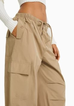 BERSHKA Parachute - Cargobroek - Camel -Bershka 0cb87080f78344fa81c16fc95d09505a