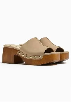 BERSHKA Studded - Clogs - Sand -Bershka 0f59cd106c7f4e079d8944c686c5aba6