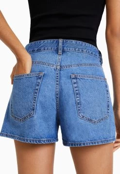 BERSHKA Mom Fit - Jeansshort - Light Blue Denim -Bershka 1626e449da3746b5978b62cc88ecd69b