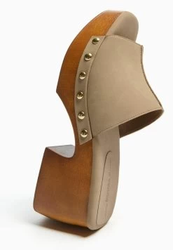 BERSHKA Studded - Clogs - Sand -Bershka 1771124c50484444b8031d3341fabdd4