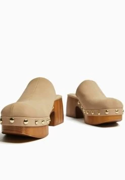 BERSHKA Studded - Clogs - Sand -Bershka 1a4eca32db324e8799cfc8fee147331a