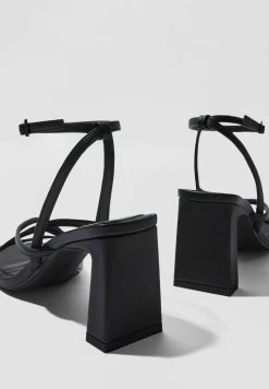 BERSHKA With Ankle Strap - Sandalen - Black 10 BERSHKA With Ankle Strap - Sandalen - Black -Bershka 1d43e0ee7cf042b4b13b935638f92c0c