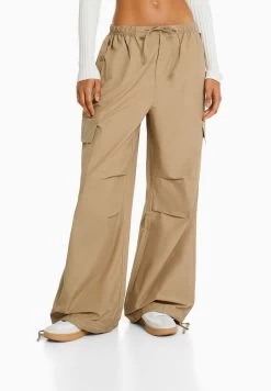 BERSHKA Parachute - Cargobroek - Camel