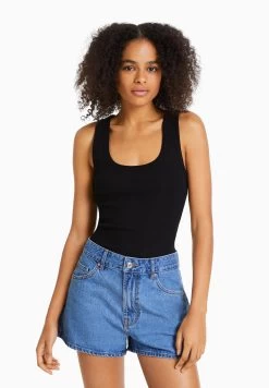 BERSHKA Mom Fit - Jeansshort - Light Blue Denim