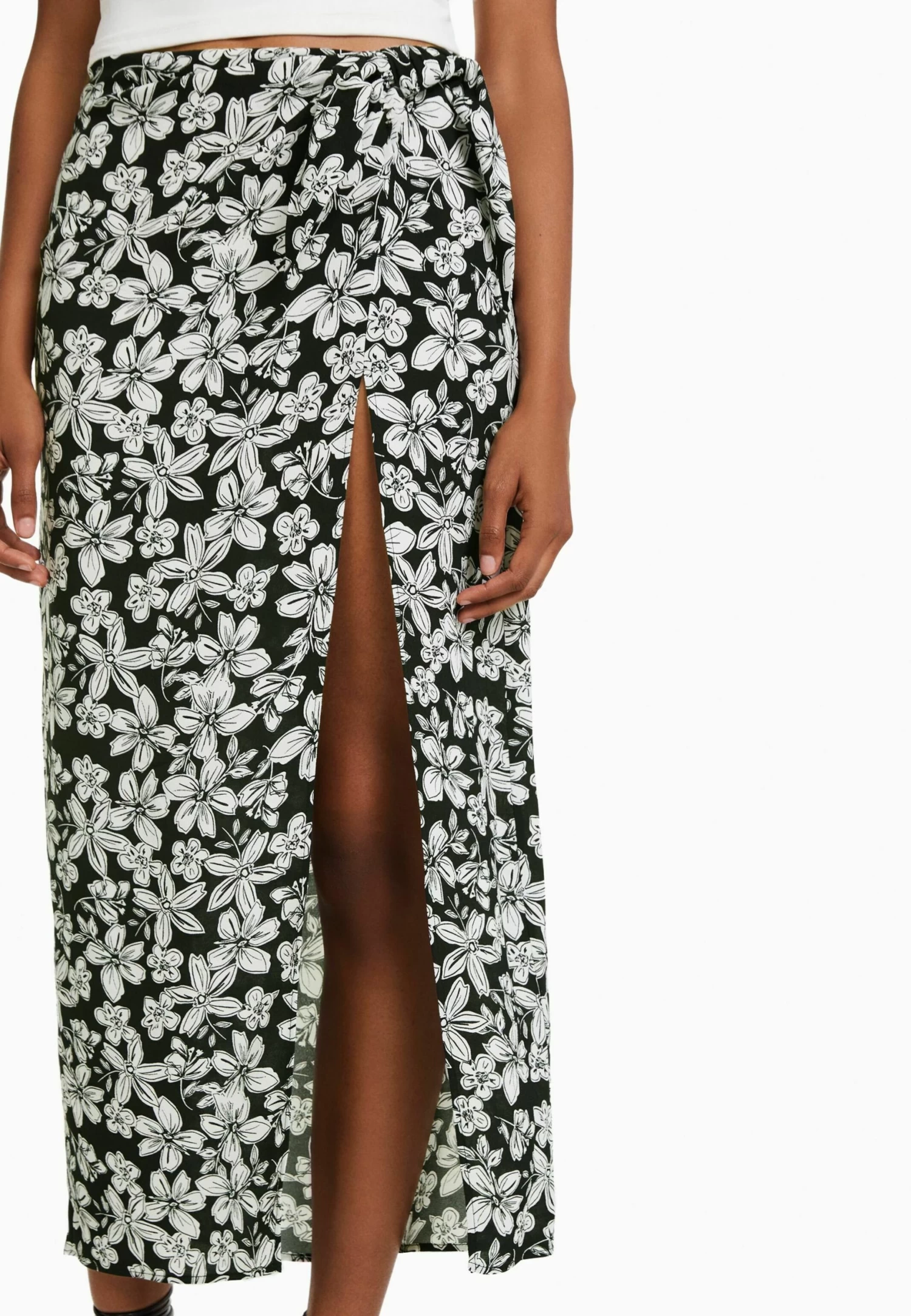 BERSHKA Floral Print - Wikkelrok - Black 4 BERSHKA Floral Print - Wikkelrok - Black - Afbeelding 4