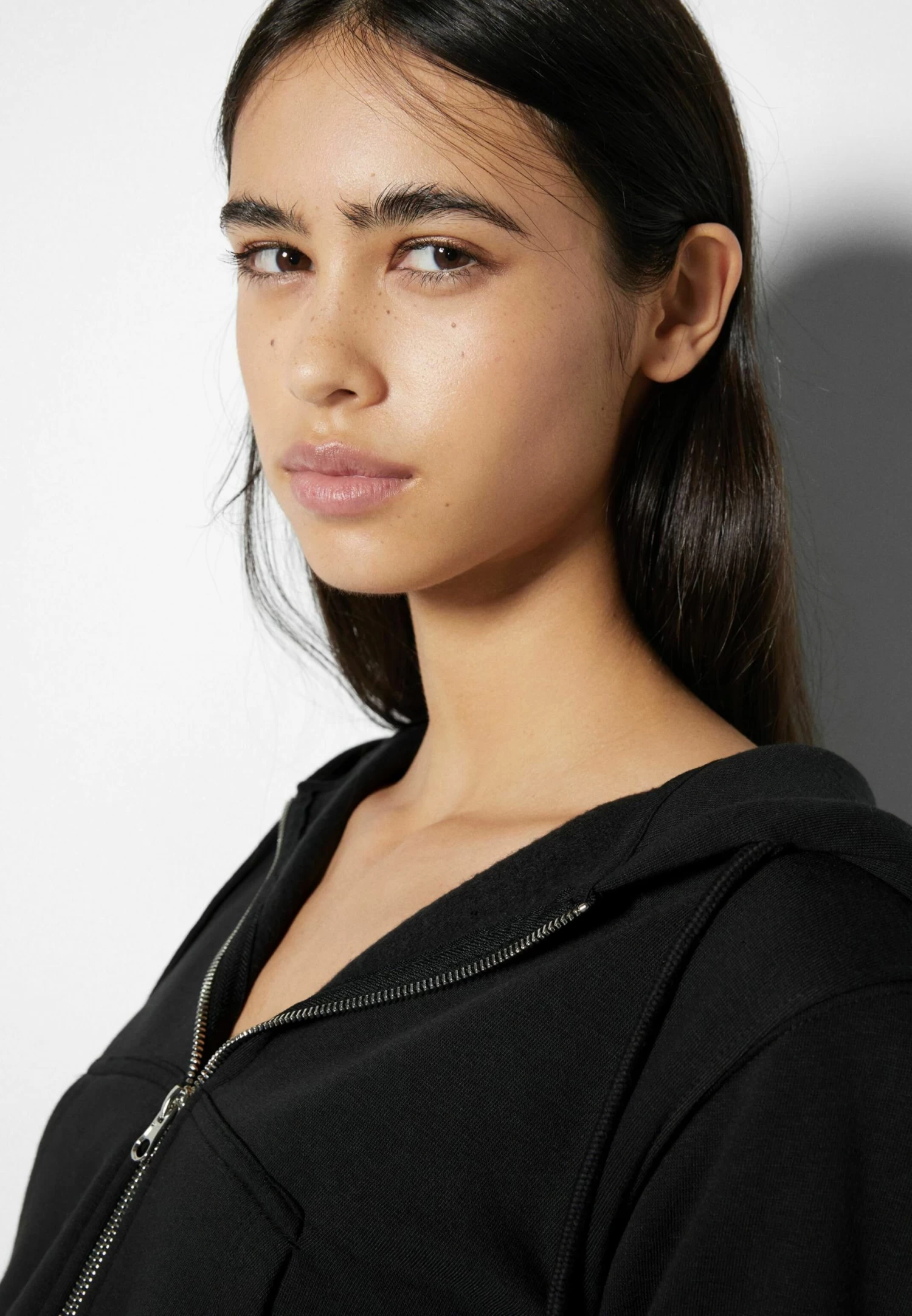 BERSHKA Cropped - Sweater Met Rits - Black 4 BERSHKA Cropped - Sweater Met Rits - Black - Afbeelding 4