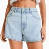 BERSHKA Mom Fit - Jeansshort - Light Blue