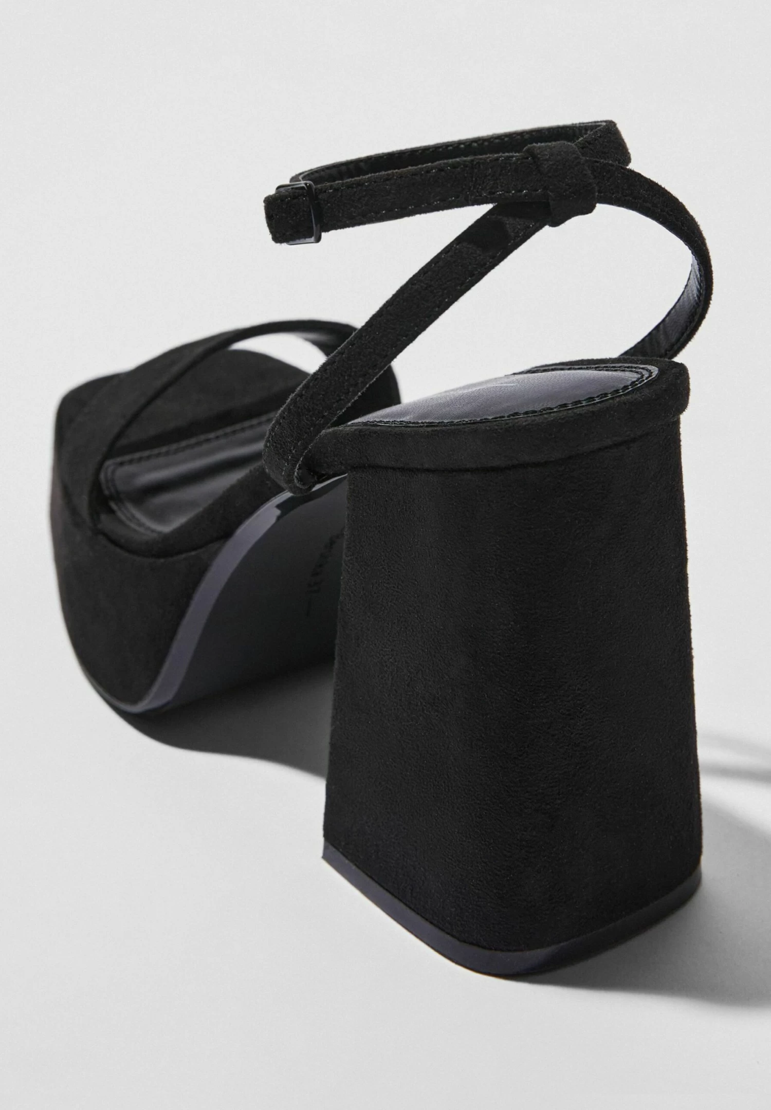 BERSHKA Sandalen Met Plateauzool - Black 4 BERSHKA Sandalen Met Plateauzool - Black - Afbeelding 4