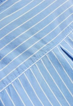 BERSHKA Cropped - Overhemdblouse - Light Blue -Bershka 3598d766d9d942bda5a43b2e1361f489