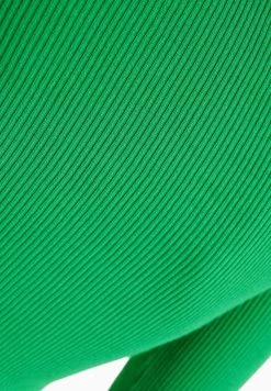 BERSHKA Buttoned - Vest - Evergreen 11 BERSHKA Buttoned - Vest - Evergreen -Bershka 3a873ccff0fa4b7e8dec32a3f26ac213