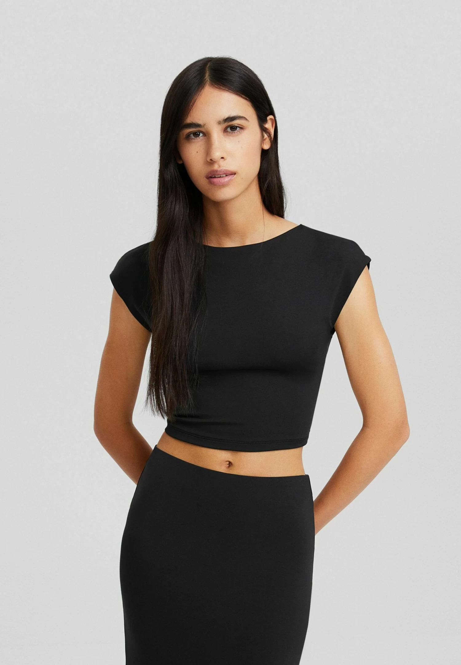 BERSHKA Short Sleeve Open Back - T-Shirt Basic - Black 1 BERSHKA Short Sleeve Open Back - T-Shirt Basic - Black