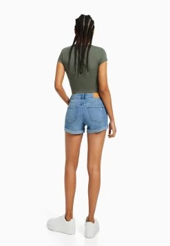 BERSHKA Roll-Up - Jeansshort - Light-Blue Denim -Bershka 426defcb6a474fafb49e49267910e3e8