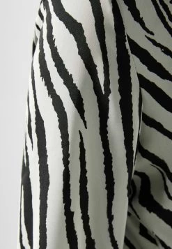 BERSHKA Long Sleeve - Overhemdblouse - Mottled Black 11 BERSHKA Long Sleeve - Overhemdblouse - Mottled Black -Bershka 446f184fc7e440e7a0572ed70739f1f3