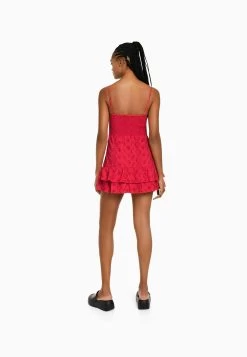 BERSHKA Ruffled With Swiss Embroidery - Jurk - Red -Bershka 4ade783342c144638c3b63aea056a90f