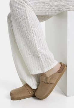 BERSHKA Pantoffels - Sand