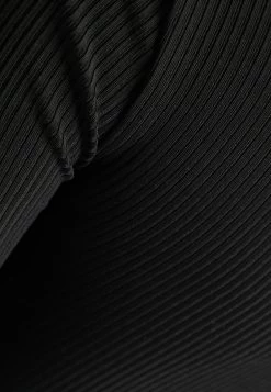 BERSHKA Long Sleeve With Cut-Out Detail Asymmetric - Cocktailjurk - Black -Bershka 52154609bf384c9f93017414b9568fef