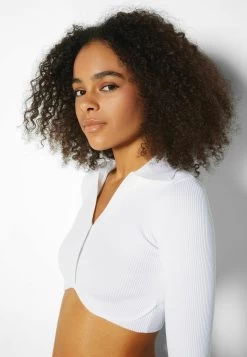 BERSHKA Cropped Buttoned - Vest - Off White 9 BERSHKA Cropped Buttoned - Vest - Off White -Bershka 57d0175105544810bc0bb5c0b88591eb