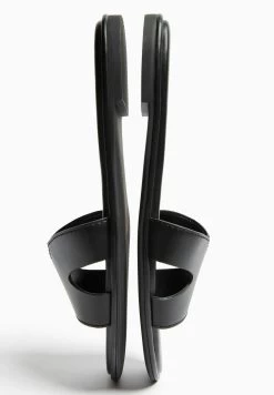 BERSHKA Cut-Out Detail-Flat- Badslippers - Black -Bershka 6968d4a125a14e6a9a570c28a17046e4