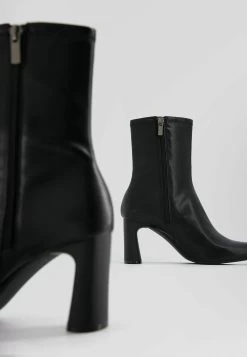 BERSHKA Fitted Mid - Korte Laarzen - Black -Bershka 6b58bc02362248cda6b03761b88f4fe2