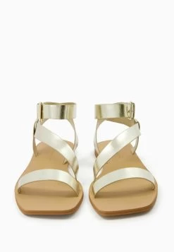 BERSHKA Metallic Strap - Flat Slider- Sandalen - Gold Coloured -Bershka 704de3e2d0f94da888b671ef9168f3f6