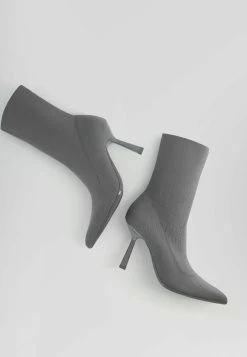 BERSHKA Fitted - Korte Laarzen - Grey 12 BERSHKA Fitted - Korte Laarzen - Grey -Bershka 75d24c32b4784a6290a45e3904731af6