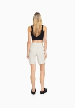 BERSHKA With StrapsBermuda- Shorts - White -Bershka 83745948c9d747568ce666e3d73ba0b2