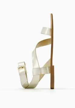 BERSHKA Metallic Strap - Flat Slider- Sandalen - Gold Coloured -Bershka 88db4a88531d4f52b65aad3a6d601736