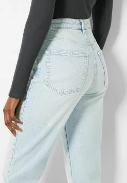 BERSHKA Comfort Fit- Mom- Straight Leg Jeans - Light Blue -Bershka a2988f9d31e44a8ab097ad610c51e7ee
