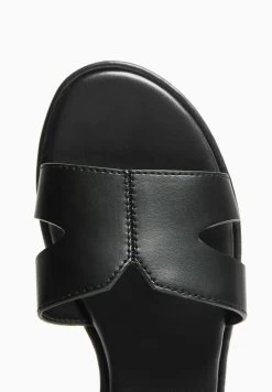 BERSHKA Cut-Out Detail-Flat- Badslippers - Black -Bershka a779a9a59b03458abbd87a7241316b3a