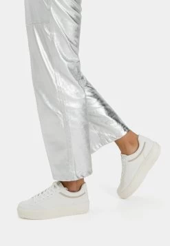 BERSHKA Sneakers Laag - White