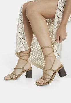 BERSHKA Tied With Knot Details - Sandalen - Sand
