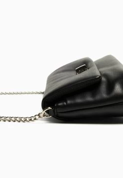 BERSHKA Chain Strap With Fastening Detail - Schoudertas - Black -Bershka ae047c17fc654a679a289e925160129f