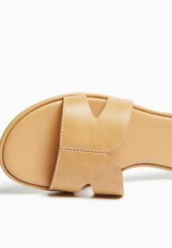 BERSHKA Cut-Out Detail-Flat- Badslippers - Sand -Bershka b60f573562754596ae090937f438e2d8