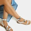 BERSHKA Metallic Strap - Flat Slider- Sandalen - Silver Coloured