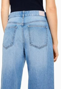 BERSHKA Cropped - Flared Jeans - Light Blue Denim -Bershka c9382b8cb3e14f5399e3db81ca9ac4bb