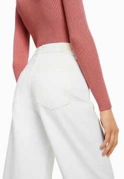 BERSHKA Cropped - Flared Jeans - Off White -Bershka cb04d9507f5a4aae9f9bce80ae325b32