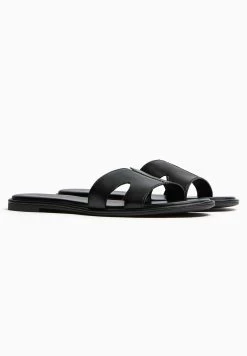 BERSHKA Cut-Out Detail-Flat- Badslippers - Black -Bershka d727115bda7c4d5493a1a6016bc445f1