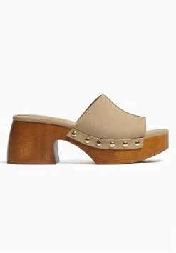 BERSHKA Studded - Clogs - Sand -Bershka d998f57262b640fa802de5bd4ed0d5b3