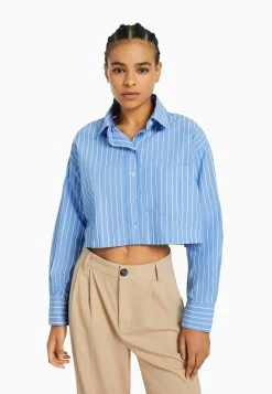 BERSHKA Cropped - Overhemdblouse - Light Blue