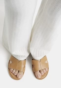 BERSHKA Cut-Out Detail-Flat- Badslippers - Sand
