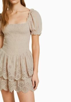 BERSHKA Short Sleeve Swiss Embroidery With Ruffles - Mini - Jurk - Light Brown 9 BERSHKA Short Sleeve Swiss Embroidery With Ruffles - Mini - Jurk - Light Brown -Bershka f407cbe260614f529c9a5dcd0ac516c7